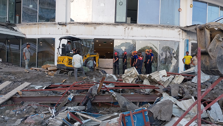 Antalya’da 5 yıldızlı otel inşaatında teras çöktü