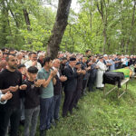 Arazi kavgasında öldürülen çift ile oğulları, toprağa verildi