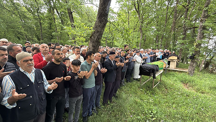 Arazi kavgasında öldürülen çift ile oğulları, toprağa verildi