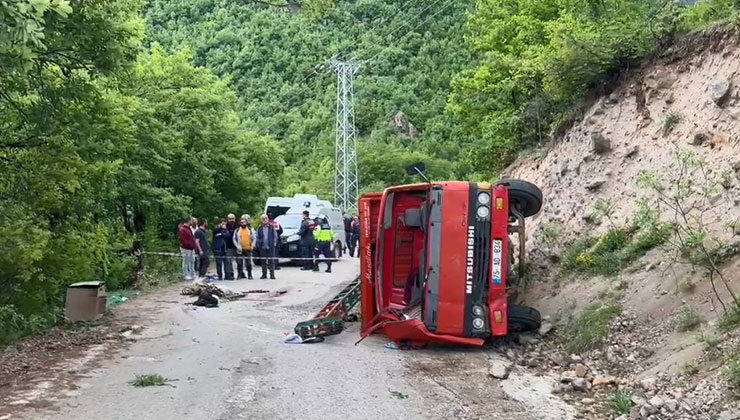 Artvin’de iş makinesi kaza yaptı: 1 ölü, 2 yaralı