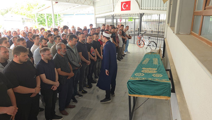 Bağ evinde balta ile öldürülen 25 yaşındaki genç adam toprağa verildi