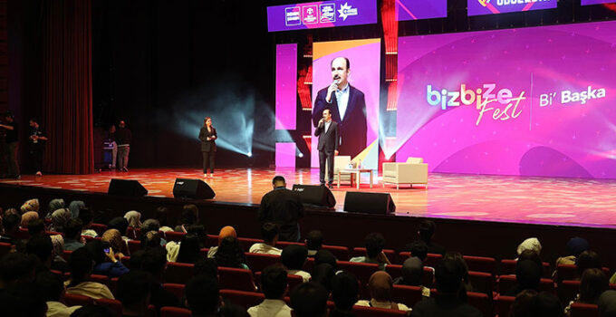 Başkan Altay, Gençlik Meclisi Topluluk Ödülleri kapsamında düzenlenen “Biz Bize Fest Bi Başka” programının açılışına katıldı