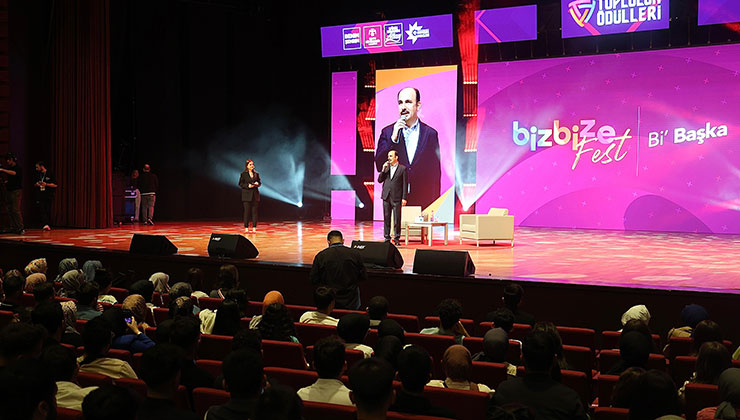 Başkan Altay, Gençlik Meclisi Topluluk Ödülleri kapsamında düzenlenen “Biz Bize Fest Bi Başka” programının açılışına katıldı