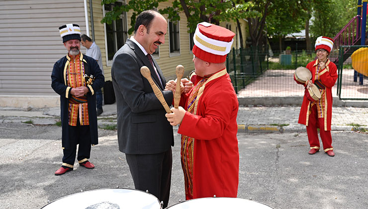 Başkan Altay, Özel Gençler Mehter Takımı tarafından coşkulu bir şekilde karşılandı