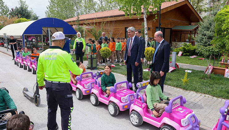Başkan Pekyatırmacı Selçuklu trafik eğitim parkında çocuklarla bir araya geldi