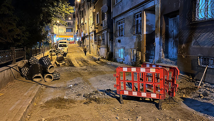 Bayrampaşa’da altyapı çalışması yapılan sokakta rögar kapağı patladı
