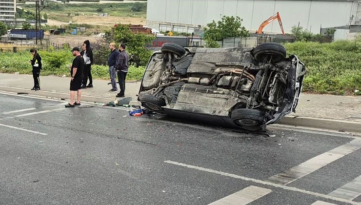 Beylikdüzü’nde kontrolden çıkan araç ters şeride daldı: 1’i ağır 4 yaralı