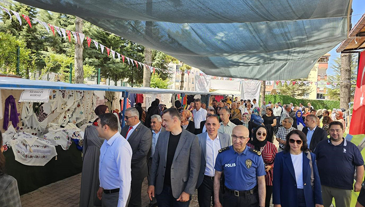 Beyşehir’de kursiyerler el emeği göz nuru eserlerini sergiledi