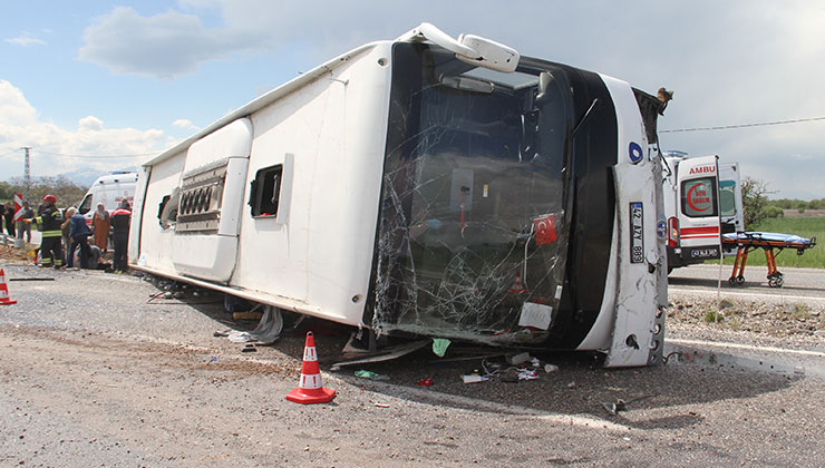 Beyşehir’de yolcu otobüsü devrildi: 13 yaralı