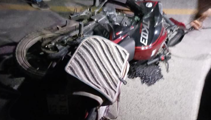 Bisikletliye vurmamak için manevra yapıp, direğe çarpan motosikletli öldü