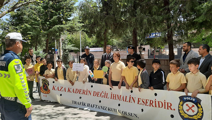 Bozkır’da ilkokul öğrencilerine trafik eğitimi