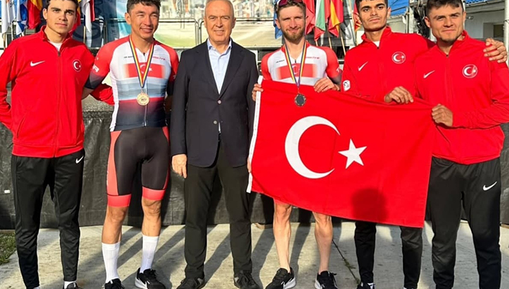 Burak Abay’dan gümüş madalya