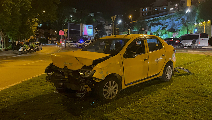 Bursa’da sürücüsünün kırmızı ışık ihlali yaptığı otomobil, taksiye çarptı: 7 yaralı