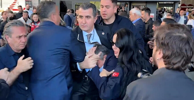 CHP Genel Başkanı Özel yumruklu saldırıya uğradı