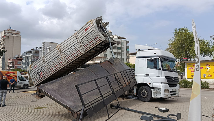 Damperi açılan tır üst geçidi kopardı: Yaya olmaması üzücü bir olayı engelledi