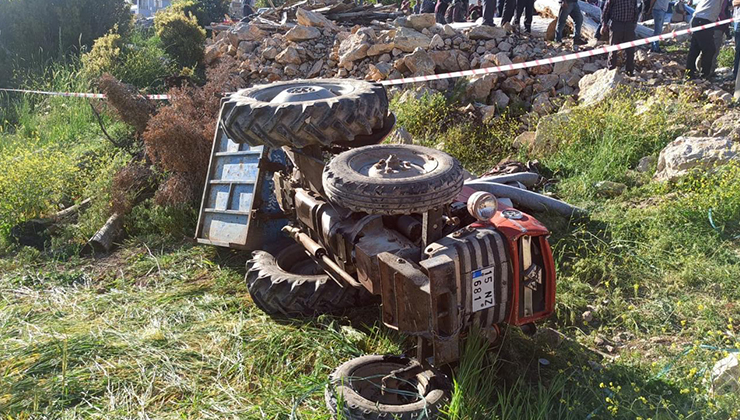 Devrilen traktörün altında kalan 11 yaşındaki çocuk öldü, 4 kişi yaralandı