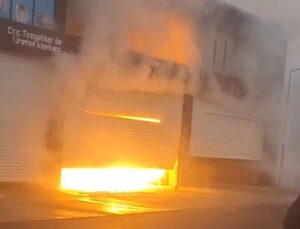 Diyarbakır’da kepenk tamiri sırasında çıkan kıvılcımla 4 dükkan yandı