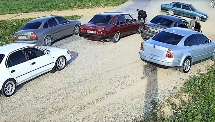 Drift atıp, yolu kapatarak tabancayla ateş açtılar; o anlar kamerada