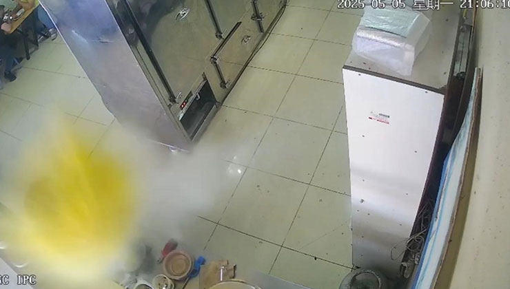 Düdüklü tencere patladı, lokanta çalışanı saniyelerle kurtuldu: O anlar kamerada