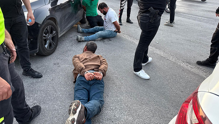Durdurulan araçtaki şahıslar polise saldırdı: 2 yaralı, 3 gözaltı