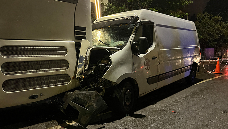 Ehliyetsiz sürücünün kullandığı kamyonet, otobüse çarptı: 3 yaralı