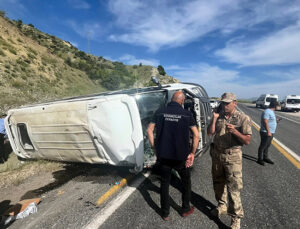 Elazığ’da minibüs takla attı; 3’ü ağır 7 yaralı