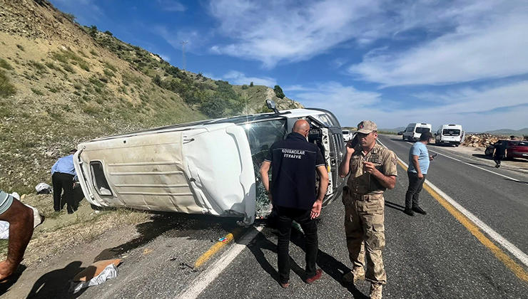 Elazığ’da minibüs takla attı; 3’ü ağır 7 yaralı