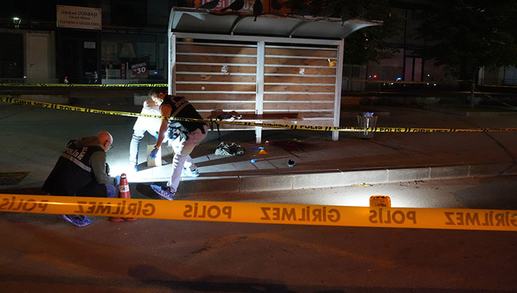 Emekli polis memuru otobüs durağında kendini vurdu