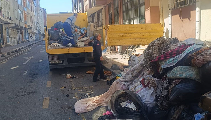Esenler’de zihinsel engelli kızıyla birlikte yaşayan yaşlı kadının evinden ile 4 ton çöp çıktı