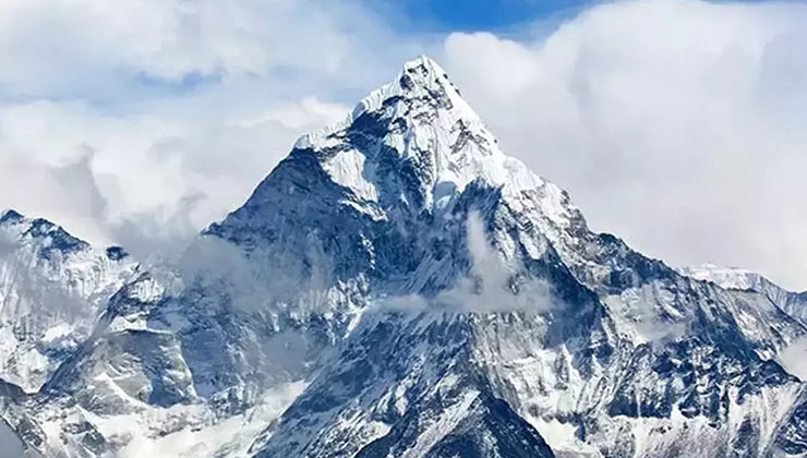 Everest’e tırmanmaya çalışan Filipinli dağcı yorgunluktan hayatını kaybetti