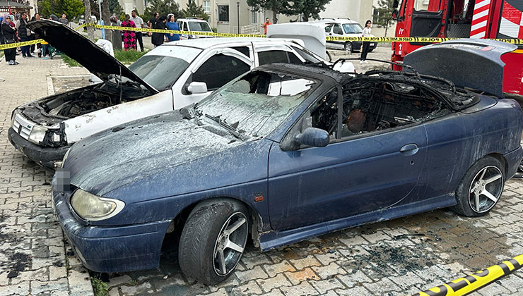 Evli çift kavga etti: Kadın emniyette ifade verirken, kocası evi ve arabaları yaktı