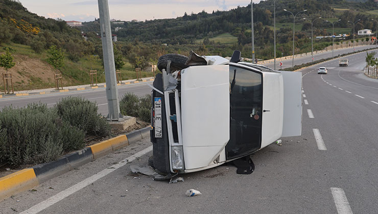 Fiat Tofaş’ın hurdaya döndüğü kazada 4 kişi yaralandı
