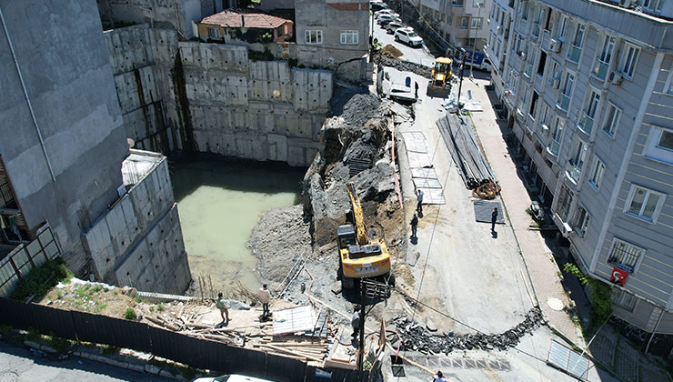Gaziosmanpaşa’da inşaat çalışmaları esnasında yol çöktü