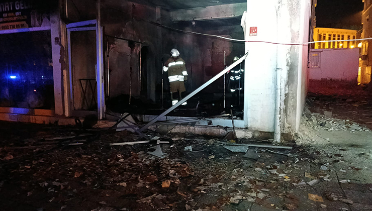 Gelinlikçide çıkan yangında yüzlerce gelinlik yanarak kül oldu