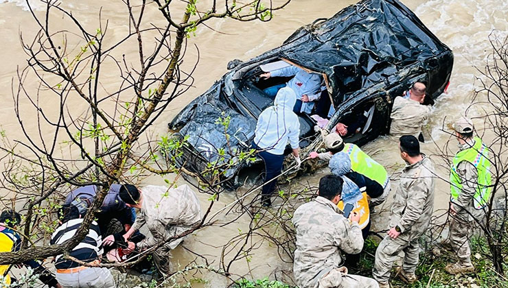 Gümüşhane’de otomobil dereye uçtu aynı aileden 1 çocuk öldü, 4 kişi yaralandı