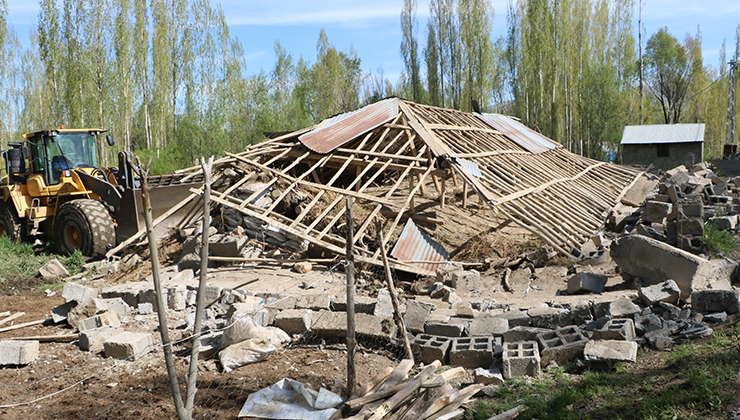 Hakkari’de ahır çöktü; 2 büyükbaş ile 50 tavuk öldü