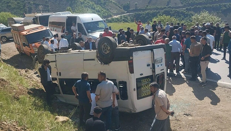 Hakkari’de servis minibüsü takla attı; 13’ü öğrenci 14 yaralı