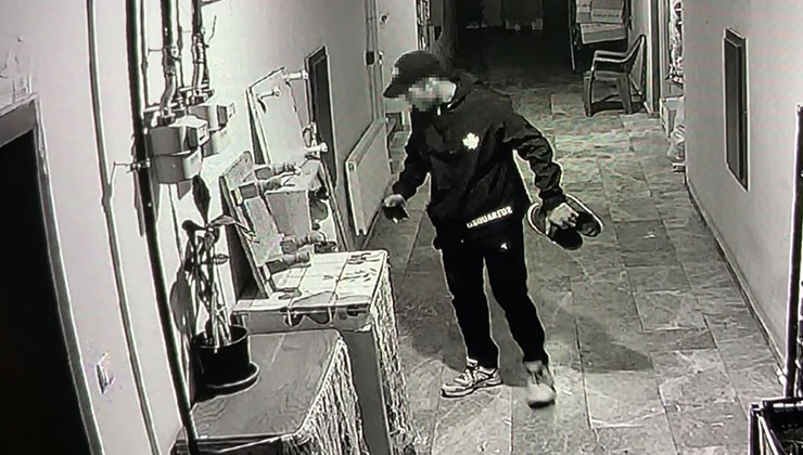 Havluyu kokladı, ayakkabıları seçti, beğendiklerini poşetleyip gitti