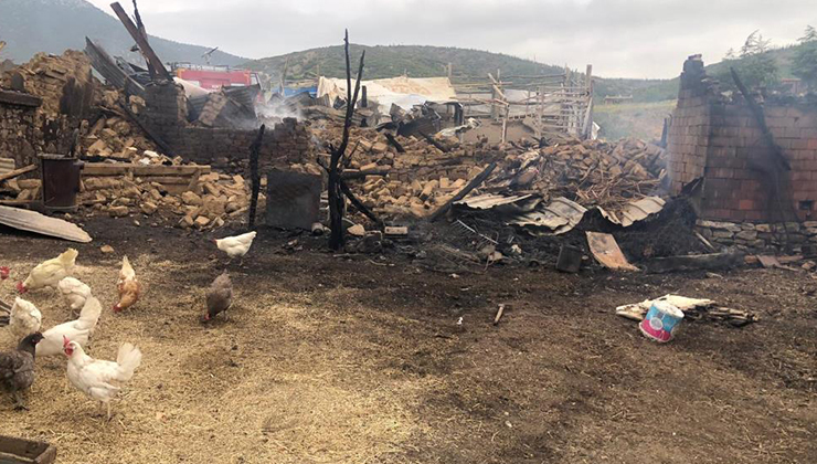 Hüyük’te çıkan yangında bir ev ve ahır kül oldu