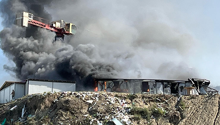 İşçilerin kaldığı konteyner yatakhane alevlere teslim oldu