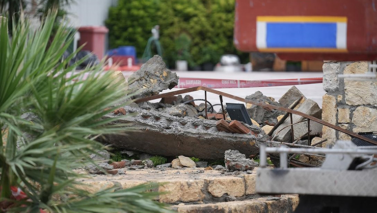 İzmir’de dekoratif beton kemerin yıkılması sonucu hayatını kaybedenlerin sayısı 2’ye yükseldi