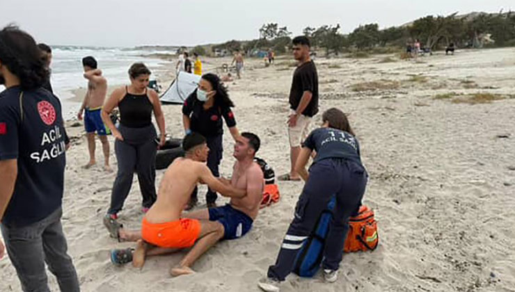 İzmir’de denize giren genç boğuldu, arkadaşları sinir krizi geçirdi