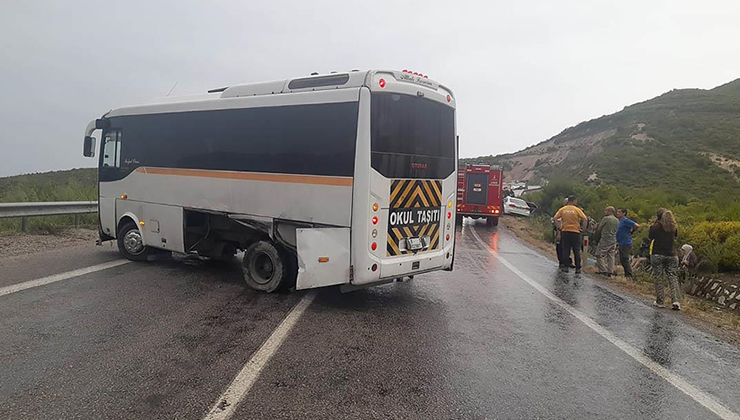 İzmir’de otomobil ile otobüsün çarpıştığı kazada 13 kişi yaralandı
