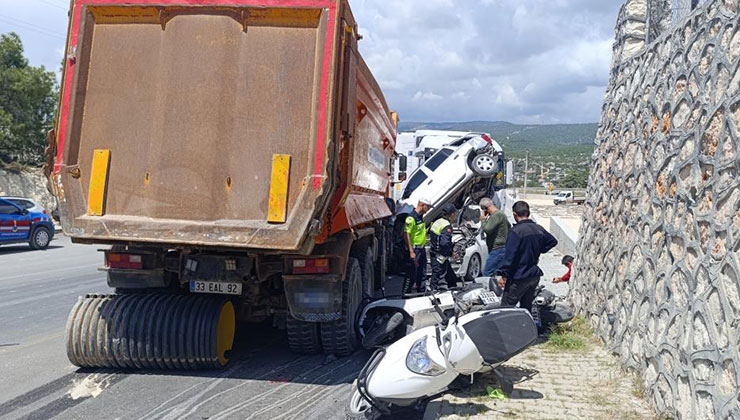 Kamyon yoldan çıktı önüne gelen taşıtı ezdi: 13 motosiklet, 3 araç zarar gördü