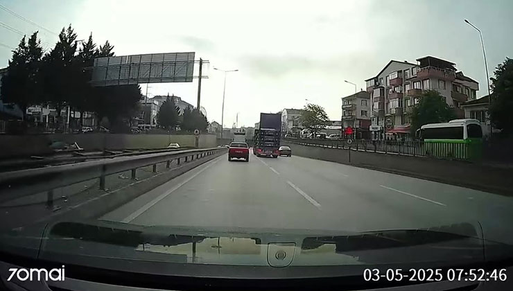 Kapağı açık unutulan kamyon tünele çarptı