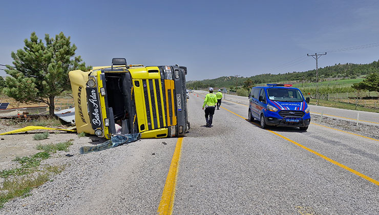 Karaman’da devrilen tırın sürücüsü yaralandı