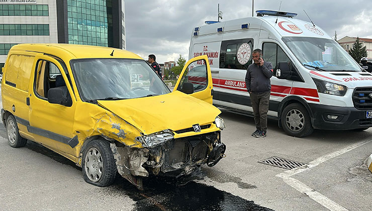 Karaman’da iki hafif ticari araç çarpıştı: 2 yaralı