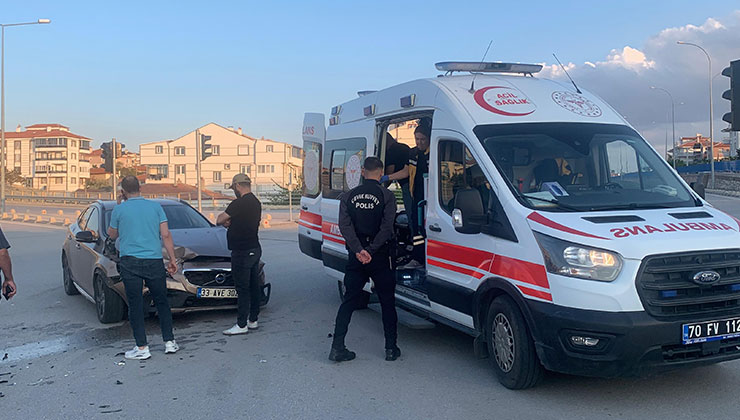 Karaman’da iki otomobil kavşakta çarpıştı: 1 yaralı