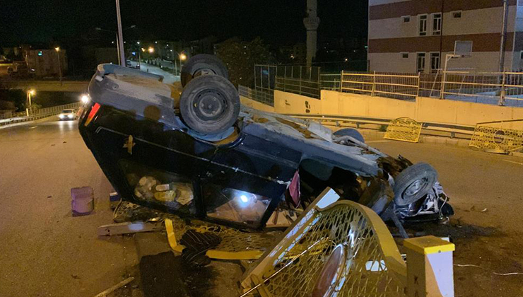 Karaman’da kontrolden çıkan otomobil demir korkuluğa çarparak ters döndü