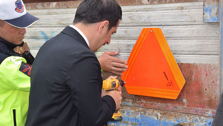 Karapınar’da çiftçilere reflektör dağıtıldı